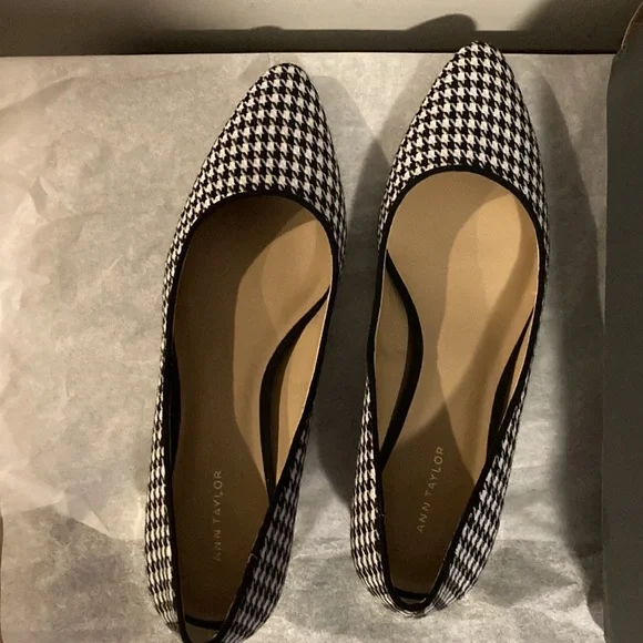 Beautiful  Mid Block Heels 👠 Flats, size -7, Color Black/White Houndstooth - Picture 5 of 10